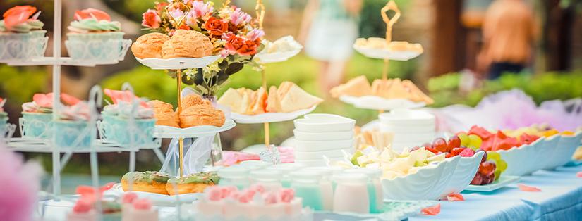 Les Petits Plaisirs : Comment les Traiteurs Réinventent les Bouchées et les Amuse-Bouches 