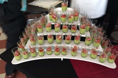 Traiteur L'escale Gourmande Maison Perochon Trappes #5 Présentoir avec plusieurs verrines contenant une préparation verte garnie de morceaux de jambon et de légumes.