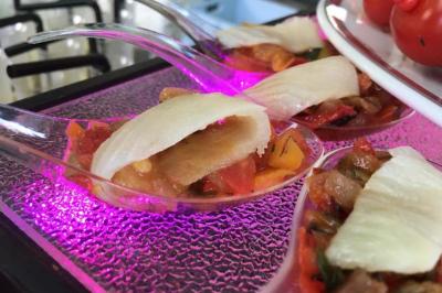 Traiteur L'escale Gourmande Maison Perochon Trappes #4 Cuillères transparentes contenant une préparation colorée de légumes et une fine tranche de fromage.