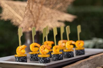 Traiteur Gaudefroy Receptions Ollioules #2 Brochettes de crevettes grillées sur morceaux de riz noir enrobé de sésame, présentées sur un plateau.