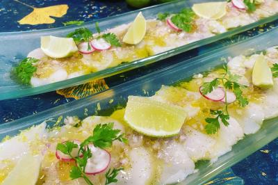 Traiteur Vironneau Evénementiel Galgon #4 Tranches de poisson cru marinées, garnies de citron, radis, herbes fraîches et servies sur des plats en verre.