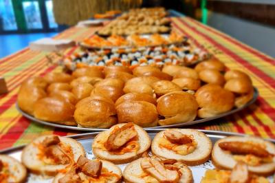 Traiteur A Ka Pwel'La Gaillon #4 Plateaux de bouchées apéritives variées disposés sur une table recouverte d'une nappe colorée.