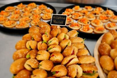 Traiteur A Ka Pwel'La Gaillon #3 Plateau de mini-burgers au poulet et assiettes de canapés garnis, présentés sur une table de buffet.