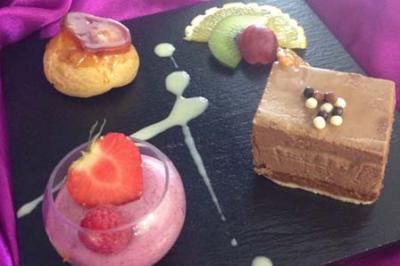 Traiteur Rousseau Traiteur Azay-le-Rideau #2 Assortiment de desserts sur une ardoise noire, comprenant mousse, gâteau au chocolat, chou et fruits frais.