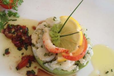 Traiteur Rousseau Traiteur Azay-le-Rideau #3 Tartare de poisson blanc sur lit d'avocat, décoré de citron, tomate, ciboulette et vinaigrette.