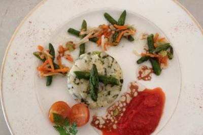 Traiteur Rousseau Traiteur Azay-le-Rideau #5 Assiette composée de riz aux herbes, légumes sautés, asperges, tomates cerises et purée de tomate.