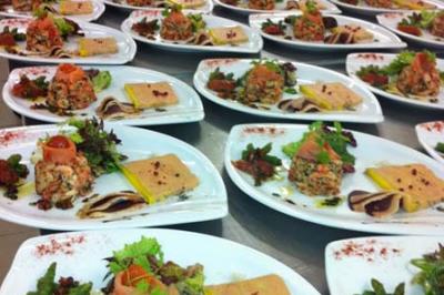Traiteur Rousseau Traiteur Azay-le-Rideau #4 Plats dressés sur des assiettes blanches avec terrines, légumes et garnitures, alignés dans une cuisine professionnelle.
