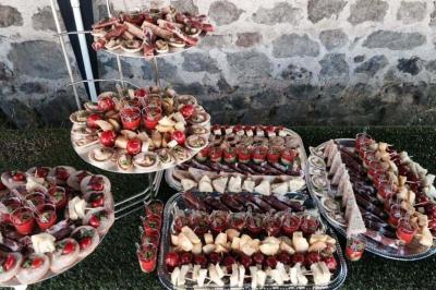 Traiteur Au Faim Délice Pont-Salomon #2 Plateaux garnis de canapés, verrines et amuse-bouches variés disposés sur une table en extérieur.