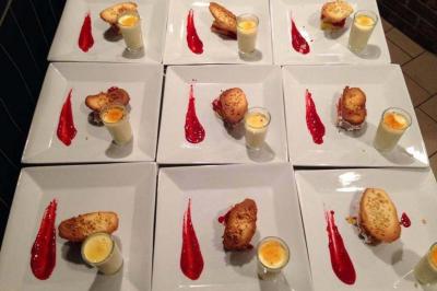 Traiteur Au Faim Délice Pont-Salomon #4 Assiettes dressées avec un dessert composé de verrines, pâtisseries et coulis rouge disposé en trait.