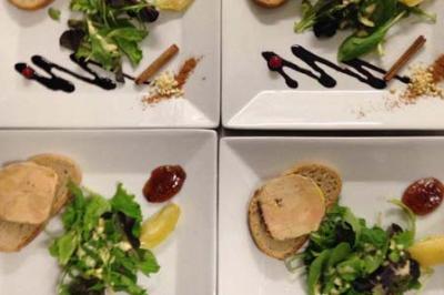 Traiteur Au Faim Délice Pont-Salomon #5 Assiettes dressées avec foie gras sur pain, salade verte, condiments, sauce balsamique et décorations culinaires.