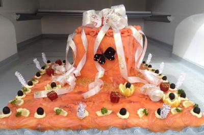 Traiteur Sandrine Traiteur Asnières-sur-Oise #2 Plateau décoratif de saumon fumé avec rubans, olives, citrons sculptés et garnitures élégantes.