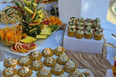 Traiteur Royal Events Traiteur et Tradition Saint-Cyr-en-Val #3 Plateau de buffet avec fruits frais, verrines garnies et petits amuse-bouches disposés sur une table blanche.