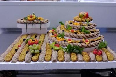 Plateau de présentation avec pâtisseries orientales décorées de fruits, légumes sculptés et feuilles de persil.