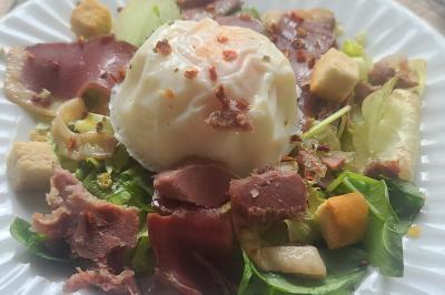 Traiteur BAC Traiteur Charly-sur-Marne #5 Salade composée avec œuf poché, magret de canard, croûtons, champignons et feuilles de salade verte.