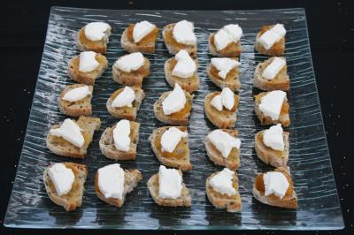 Traiteur BAC Traiteur Charly-sur-Marne #2 Tranches de pain garnies de fromage blanc et de confiture, disposées en rangées sur un plateau en verre.