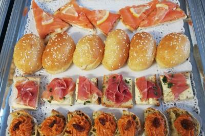 Traiteur BAC Traiteur Charly-sur-Marne #3 Plateau de canapés variés avec saumon, jambon cru, tapenade et petits pains au sésame sur nappe blanche.
