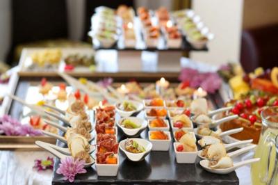 Traiteur Le Carré d'Or Traiteur Paris 15 #3 Plateau de verrines et amuse-bouches variés disposés sur une table décorée de fleurs.