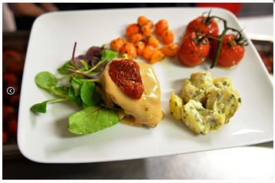 Traiteur Plancha Seclin #2 Assiette garnie de légumes grillés, salade verte, viande avec sauce et tomate séchée, accompagnée de pommes de terre.