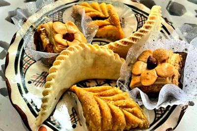 Traiteur Traiteur Sable d'Orient Rumilly #5 Assortiment de pâtisseries orientales sur une assiette décorative, comprenant cornes de gazelle et gâteaux aux amandes.