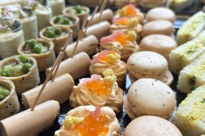 Plateau de bouchées salées et sucrées comprenant macarons, canapés, roulés et amuse-bouches variés.