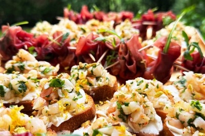 Traiteur Chica et Cocco Saint-Germain-en-Laye #3 Assortiment de tapas avec toasts garnis de crevettes et herbes fraßches, accompagnés de roulés de jambon cru.