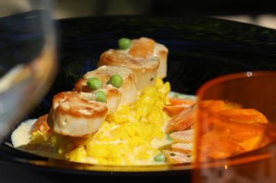 Traiteur Restaurant la Touloubre La Barben #2 Assiette de noix de Saint-Jacques poêlées avec risotto safrané, petits pois et tranches de carottes.