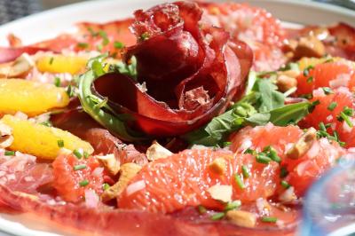 Traiteur Restaurant la Touloubre La Barben #5 Assiette de carpaccio de viande séchée garnie de roquette, agrumes, ciboulette et éclats de noix.