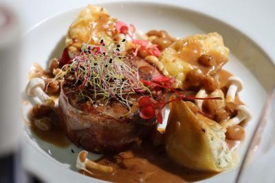 Traiteur Restaurant la Touloubre La Barben #4 Plat gastronomique composé de viande enroulée, légumes, champignons, sauce brune et garniture de pousses.