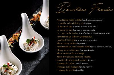 Traiteur Ô Saveurs d’Antoine Agde #4 Assortiment de bouchées froides présentées dans des cuillères blanches sur une table noire élégamment dressée.