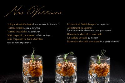 Traiteur Ô Saveurs d’Antoine Agde #5 Trois verrines élégantes garnies de préparations raffinées, décorées de micro-pousses sur une table sombre.