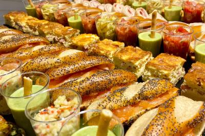 Traiteur Traiteur une Faim d'Apprendre Lyon 9 #4 Plateau de buffet composé de mini-sandwichs, verrines, quiches et autres amuse-bouches variés.