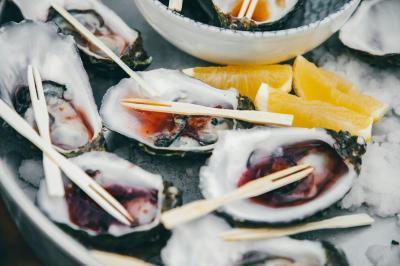 Traiteur Concept Catering Events Cannes #5 Huîtres ouvertes servies sur de la glace avec des quartiers de citron et des piques en bois.