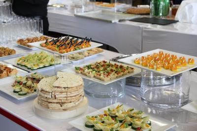 Buffet avec une variété de plats, incluant canapés, amuse-bouches et plateaux de présentation élégants.