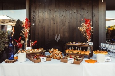 Traiteur Food And Beyond Lyon 2 #2 Buffet avec plateaux de bouchées variées, pains, verrines et décorations florales sur une table blanche.