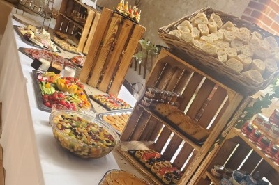 Traiteur Le Quai Fleuri Les Villages Vovéens #4 Buffet varié avec pains, fruits, légumes, verrines et autres plats disposés sur des caisses en bois.