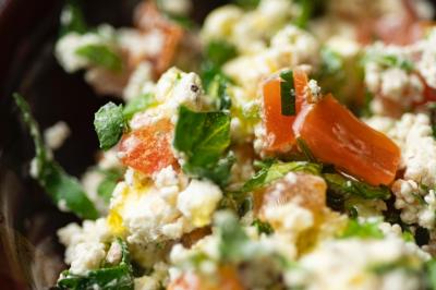 Traiteur La Beyrouthine Roquebrune-Cap-Martin #4 Salade composée de tomates, fromage frais, herbes fraîches et assaisonnement, vue en gros plan.