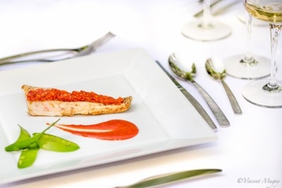 Traiteur Traiteur Benoit Bruley Épagny #4 Assiette gastronomique avec tranche de poisson, purée rouge, pois gourmands et couverts sur une table dressée.
