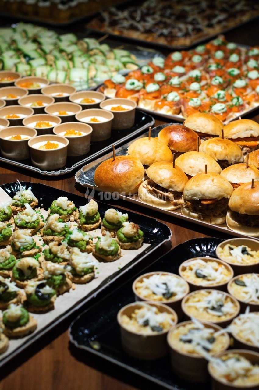 Traiteur Montagu Paris 11 #1 Plateaux variés de bouchées apéritives comprenant mini-burgers, verrines, sushis et autres amuse-bouches.