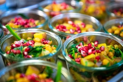 Traiteur La Tricoterie Traiteur Saint-Gilles #4 Salades colorées en verrines avec pois chiches, épinards, grenade et légumes variés.