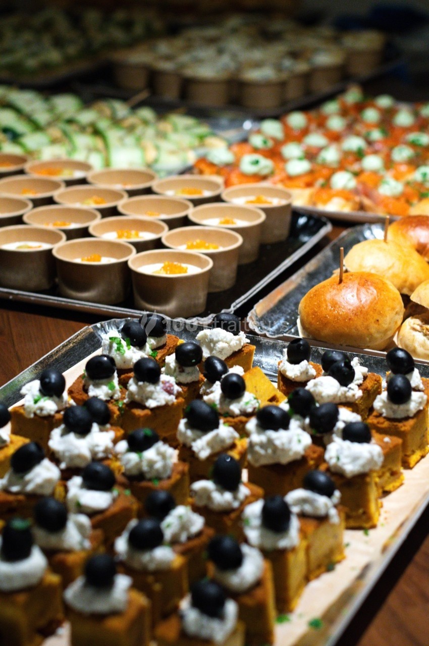 Traiteur Montagu Troyes #1 Plateaux de bouchées apéritives variées, incluant des verrines, des pains et des amuse-bouches garnis d'olives noires.