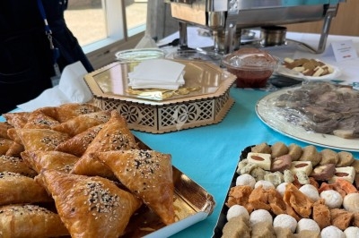 Assortiment de pâtisseries et de plats salés présentés sur une table avec un chafing dish en arrière-plan.