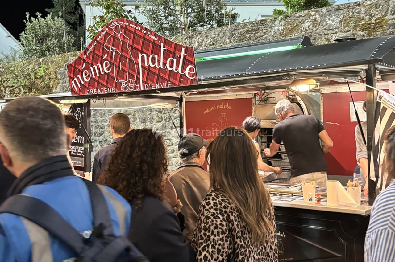 Traiteur Mémé Patate Kervignac #1 File d'attente devant un food truck avec des clients commandant et un cuisinier préparant des plats.