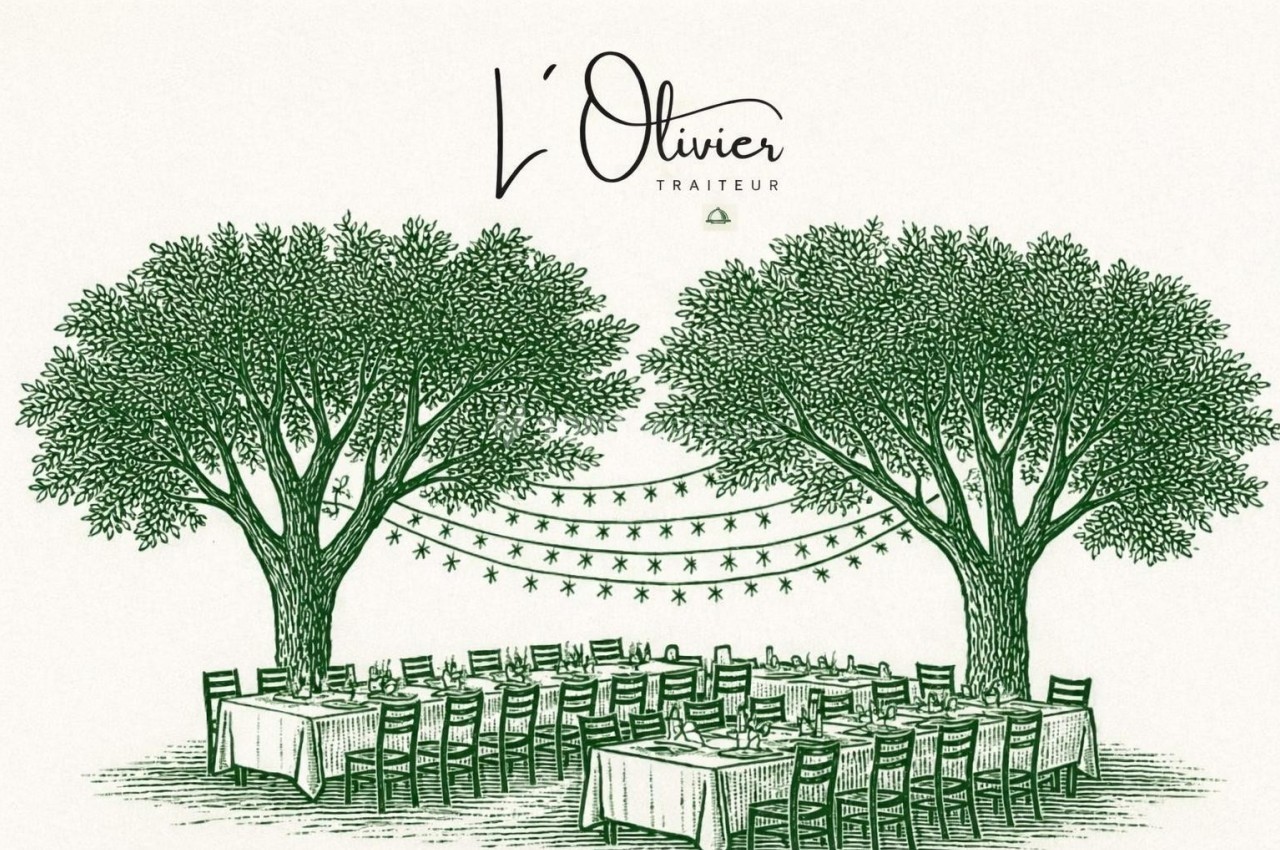 Illustration de deux oliviers entourant des tables et chaises disposées en extérieur, décorées de guirlandes lumineuses.