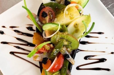 Traiteur Les Sens du Lez Saint-Jean-de-Védas #2 Assiette gastronomique composée de légumes frais, caviar végétal et sauce balsamique sur une présentation soignée.