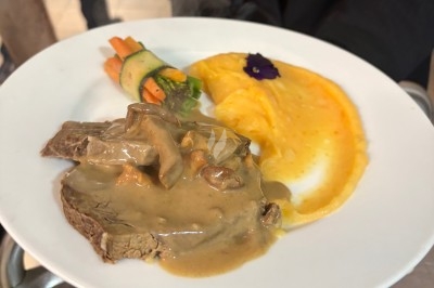 Traiteur Cristal Traiteur Villiers-le-Bel #5 Assiette contenant une tranche de viande sauce aux champignons, purée de pommes de terre et légumes décorés.